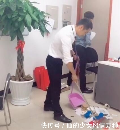 随后|男子被老板处罚，忽然收到中奖短信，随后直接撒钱，老板很尴尬