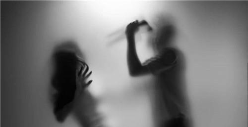 无人|连环杀人魔：跟尸体打牌，在尸背刻怪字，专家：这字如今已无人用