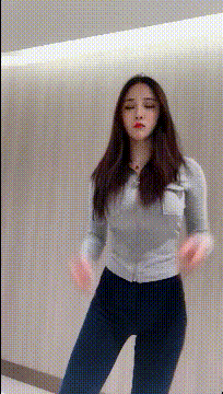  老伴|搞笑GIF趣图:姑娘，自拍归自拍，能不能先把扣子扣上啊！