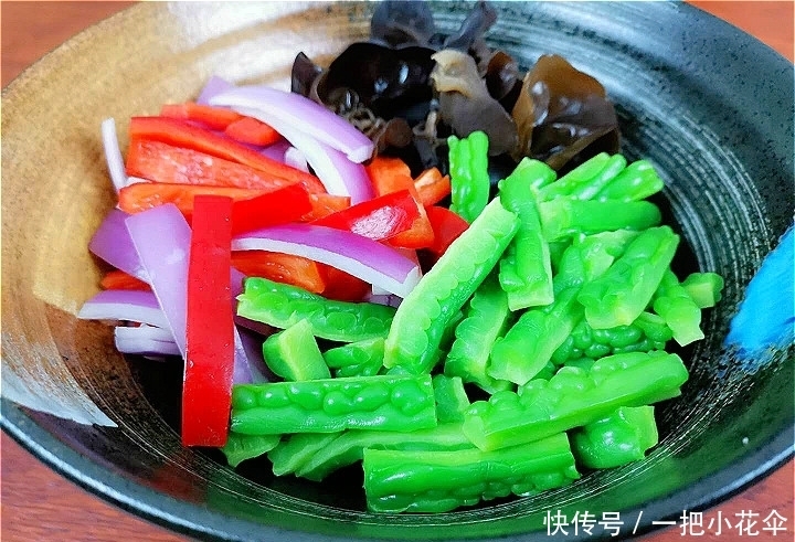 颜色|做苦瓜时,到底要不要焯水?很多人做错,难怪颜色发黄,苦味重
