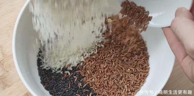 好吃|蒸米饭别老一套做,试试客家一锅传统杂粮饭,香软好吃孩子超爱吃