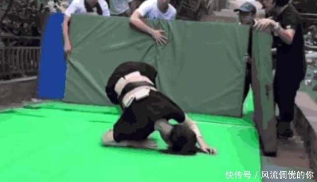 替身|《少年的你》魏莱被推下楼梯怎么拍的?本以为有替身,看到花絮,太拼了