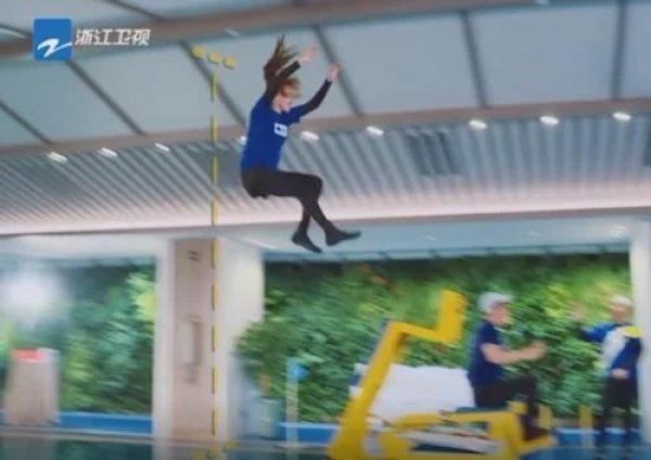  孩子|宋雨琦参加韩版跑男，当她说出自己曾是MC时，嘉宾表情亮了真长脸