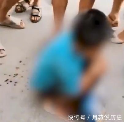  群众|男孩无故被大狗撕咬，手臂满是抓痕鲜血直流，附近群众不敢阻拦！