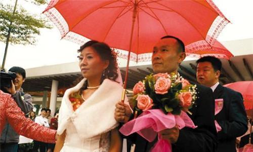 摩托车|汶川地震后,他用摩托车背着“亡妻”回家,6个月后却被世人谩骂