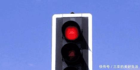  喇叭|前面就是红灯, 救护车在后面按喇叭, 应该怎么办