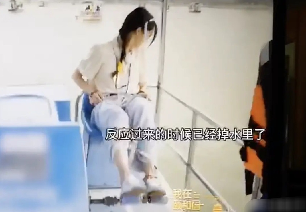 综艺|郑爽录制新综艺手机掉湖里,看到第一秒反应真的既心疼又好笑!