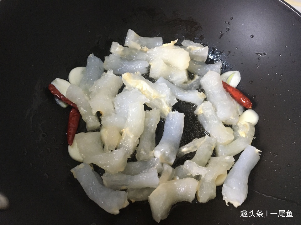 芹菜炒蹄筋|这菜炒一炒五分钟就上桌,胶原蛋白丰富又鲜又滑,老人孩子要常吃