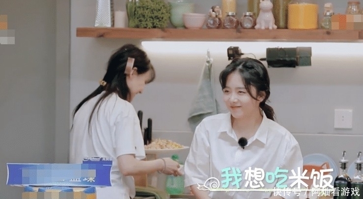 谭松韵|郑爽减肥不吃荤菜,自己开小灶炒青菜,当她装盘时谭松韵都吃惊了