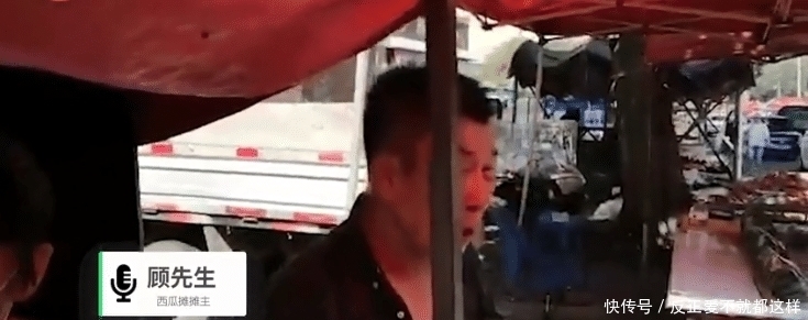 大爷|老人因买东西被人嫌弃没钱，花100元街头砸西瓜撒气，网友：大爷还是那个大爷