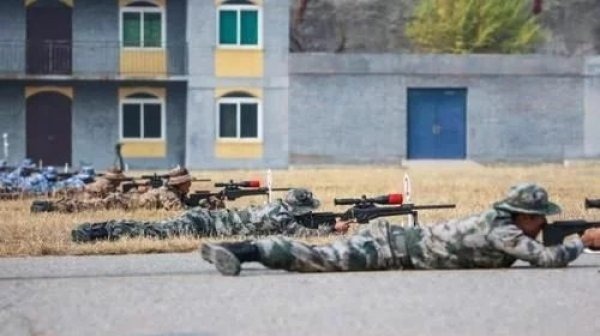 开枪|为啥有的狙击手对目标胸口开枪，而不是头部一枪毙命不好嘛