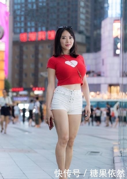  增添|肤白貌美的美女街拍：英姿飒爽的美女，增添几分娇俏动人！