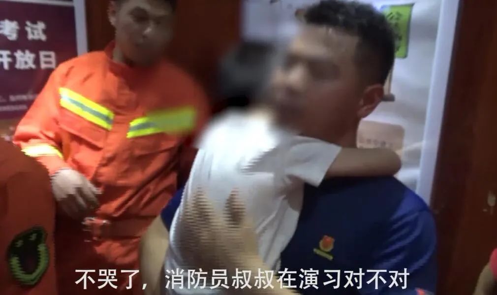  亲妈|亲妈抱着5岁儿子要跳楼获救后男孩崩溃大哭，这时消防员撒了个谎