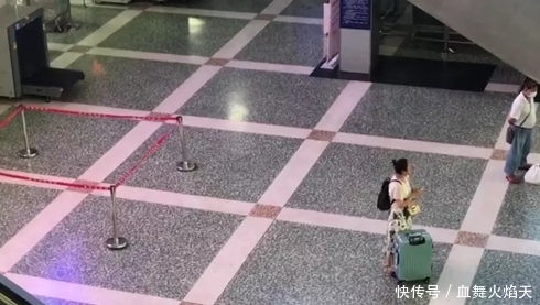  孩子|4岁女童火车站2楼被扔下，家人跪地哭喊救命，路人：疑似精神病！