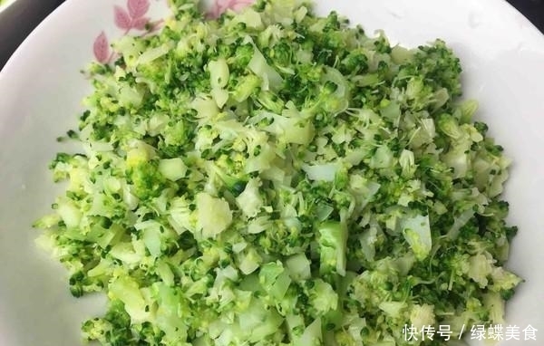  饺子|秋天包饺子就吃这个馅，比韭菜鲜，比芹菜营养，一口气能吃30个