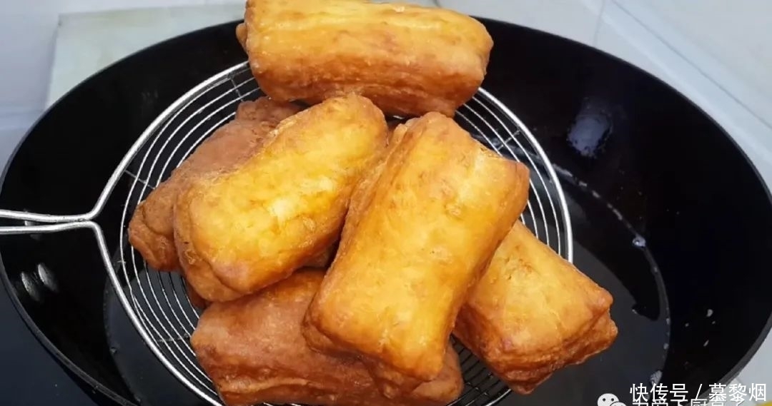 发面|家常小油条的做法,不发面不烫面,个个焦脆又香甜,真的太好吃了