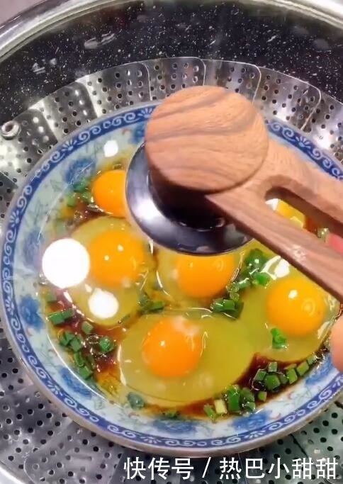 分钟|教你非常简单的蒸鸡蛋做法,小孩子特别爱吃,2分钟就能学会
