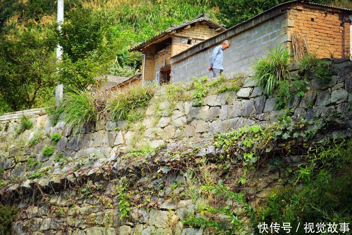 修路|古稀老人住土砖屋40年，5年建8米高石坝，三天两头“修路”