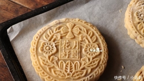 筋面粉|一斤多重的月饼有六个蛋黄,没等回油,就被抢走吃掉,有那么馋吗