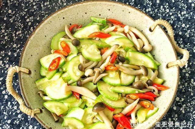 西葫芦|冬季,别错过这素菜,比吃大鱼大肉强,鲜美可口,10分钟搞定