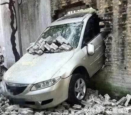 幽默|搞笑图片幽默段子笑话:这车是怎么开的啊,从墙里出来也是厉害啊