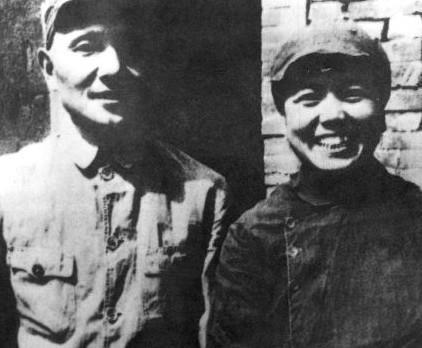 家中|延安时期,邓小平在毛主席家中举办婚礼,可见两人关系非同一般