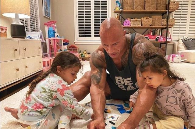 徒手|停电和老婆孩子困在家,巨石强森展现真正的技术徒手扯下大铁门