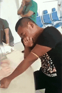  搞笑|搞笑GIF：护士姐姐你下手轻点，我怕疼