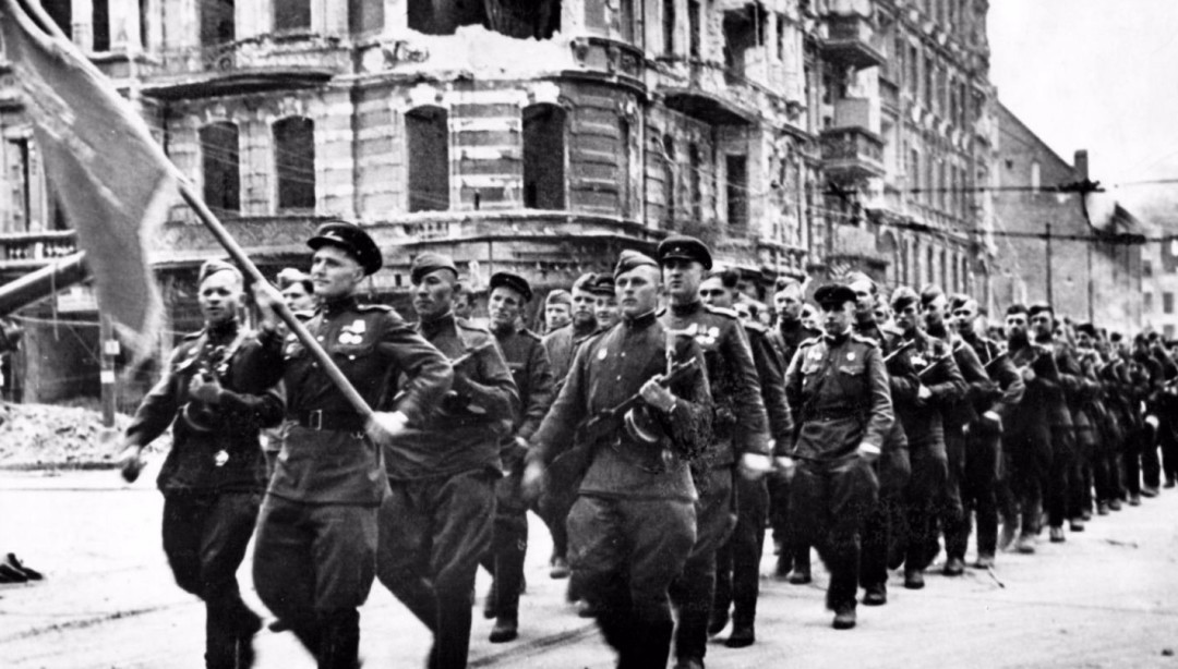 换来|苏联当年为何非要单独攻占柏林？30万人的伤亡，换来了什么？