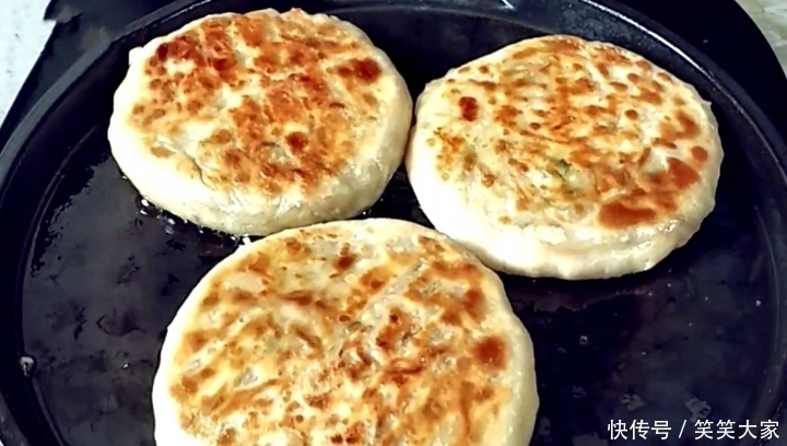  做成|夏天，此菜正当季，2块钱一斤，做成馅饼，比韭菜茴香还好吃