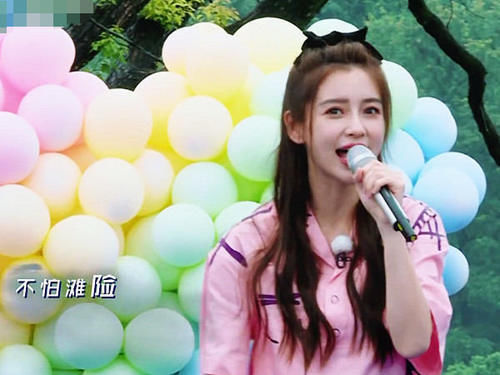  合唱|baby与郑恺合唱时跑调，字幕组赶忙打出6个字，做到完美救场