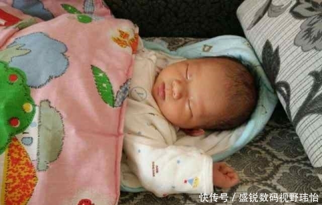 孩子晚上睡|孩子睡觉爱踢被子不一定是热,若是这3种情况,家长要重视