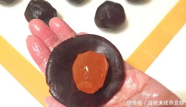 做法|如何做出口感酥脆,层次分明的蛋黄酥,配方和做法分享给你