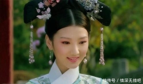 更是|清朝妃嫔系在胸前的白布条,除了装饰之外,其实更是为了方便皇帝