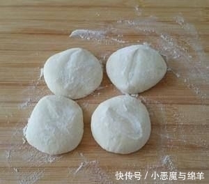  简单|两分钟学会生煎包的做法，简单易学，皮软底脆，咸香多汁