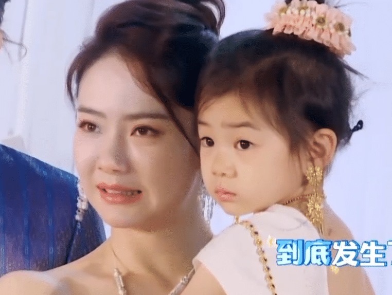 妈妈|李乐祺到底多像妈妈戚薇镜头特写母女脸蛋,全明白了