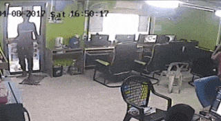 房间|搞笑GIF:家里有只大喵是什么感觉,都充满整个房间了