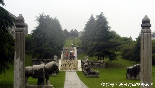  停下|徐达与朱元璋下棋，下到一半徐达突然停下，一看棋盘上出现两个字