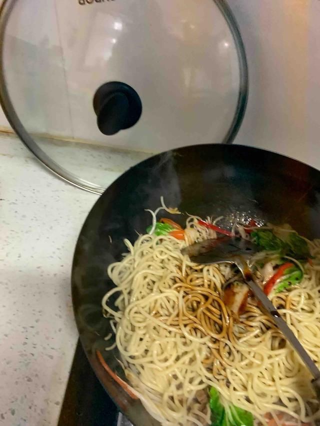 更劲道|在家做炒面,要是这样炒,面条更劲道,再也不粘锅