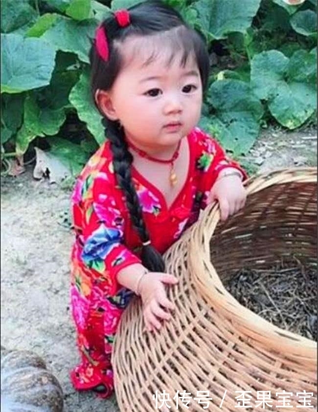 乡下|女儿跟婆婆去乡下,妈妈不放心,婆婆发来几张照片,妈妈笑喷了