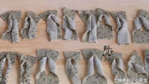  酥脆|用面粉做的小零食，喷香酥脆，一会儿就做1锅，大人孩子抢着吃