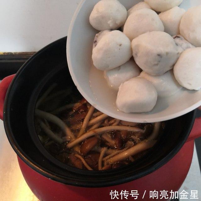  好喝|茶树菇鱼丸鸡汤，营养丰富，鲜美好喝