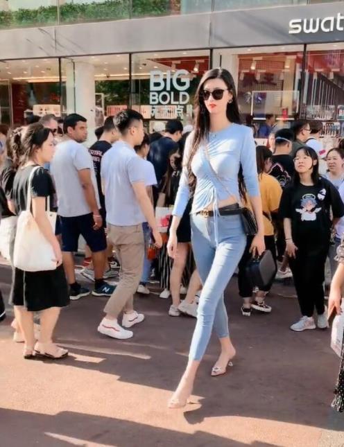 摄影|时尚摄影一米九的“女巨人”网红出街，穿搭休闲却自带吸睛实力