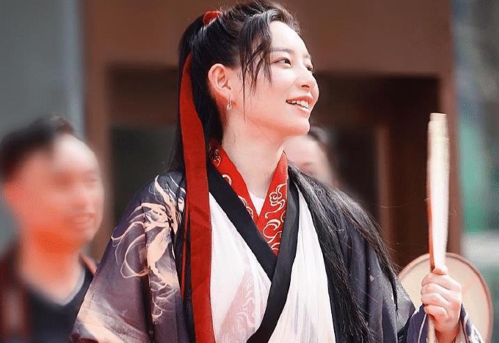 大街|袁咏琳大街献唱《无价之姐》,看到她旁边的姐姐,羡慕现场观众了