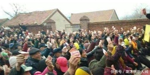 收钱|有人在农村每家每户收钱,给10元账本上记100元,很多人已经上当