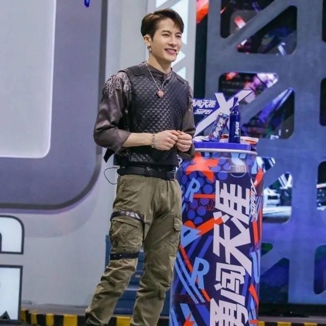 有钱|《这就是街舞》明星上脚谁最狠?王一博同款竟然有钱都买不到...