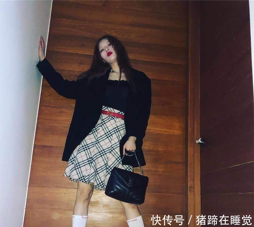  美极了|别再穿百褶裙了！最近大火的“渣女裙”才最时髦，泫雅穿上美极了