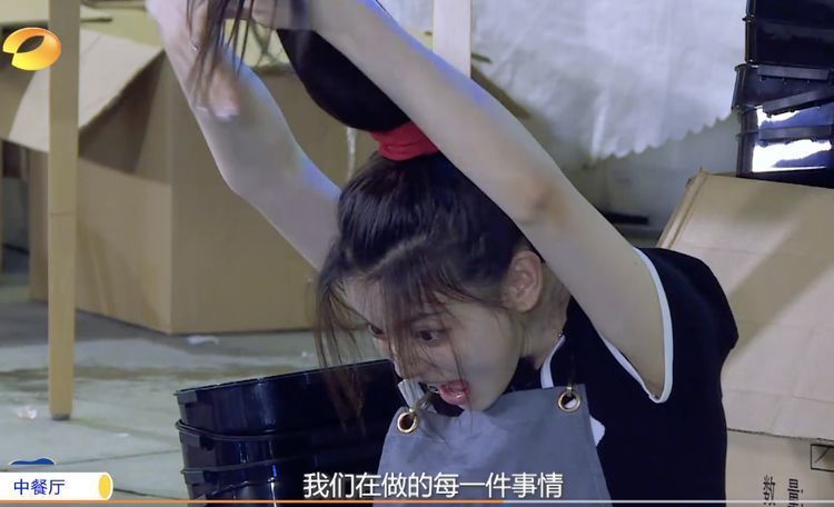 王俊凯|为准备800份盒饭:赵丽颖切菜切到手抖,王俊凯却是另一种画风