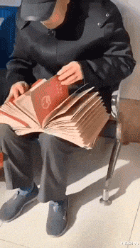 妹子|“妹子,你腰上的纹身真有个性,看得我脸红了”好一个出入平安啊哈哈哈