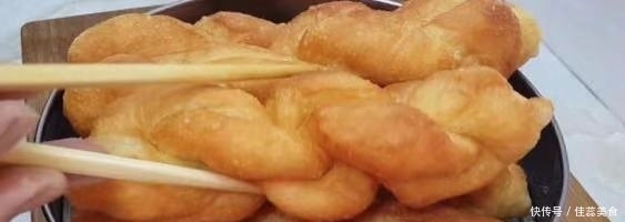 面粉|面粉跟鸡蛋绝配,教你做此物,比麻花香,比油条软,上桌不够吃